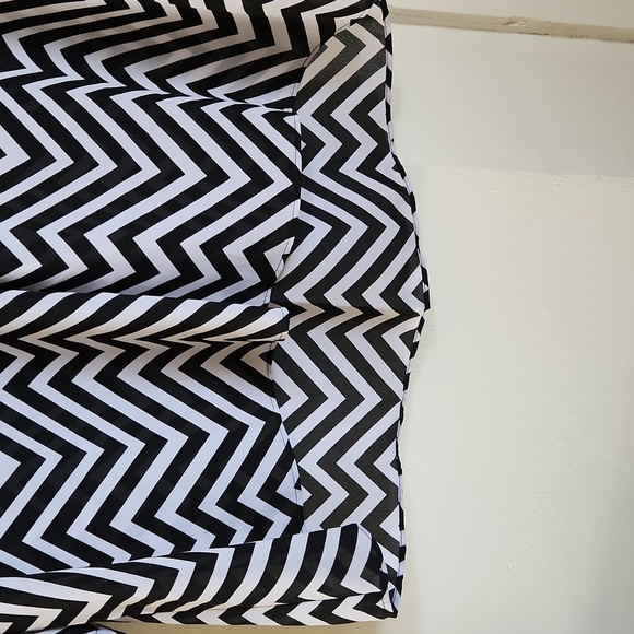 a.n.a.- Flowy Black & White Chevron Pattern Top - Medium - Picture 5 of 5